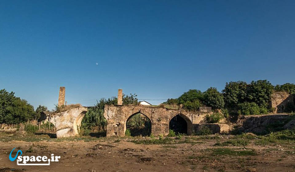 بقایای پل تاریخی در فاصله 18 کیلومتری ویلای گل سرخ - فرح آباد